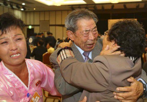 Begleitet von seiner Nichte traf der Südkoreaner Min Ho-shik (84) erstmals seit Jahren seine Schwester Min Eun Shik (81) aus dem Norden.