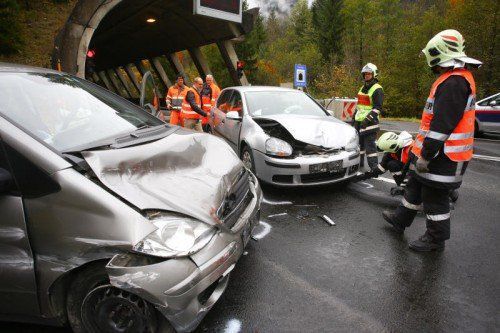 Bei der Kollision wurden drei Personen verletzt