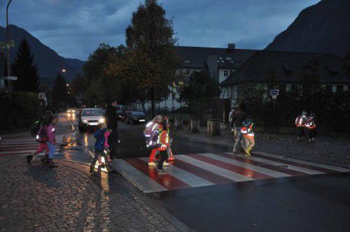 In der dunkler werdenden Jahreszeit ist reflektierende Kleidung besonders wichtig. Foto: Stadt bludenz