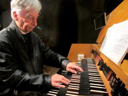 Bruno Oberhammer an der Orgel in Höchst.