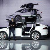 Tesla zelebriert X-Premiere