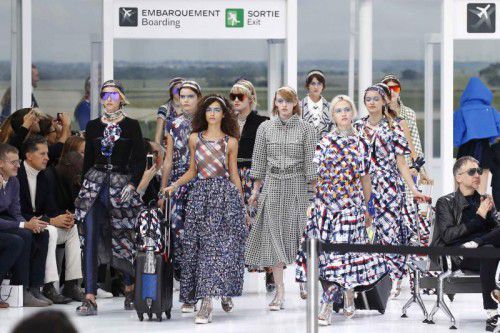 Chanel überzeugte mit seiner Modenschau im Stil eines Flughafen-Terminals. Am Ende der Show marschierte Lagerfeld gut gelaunt über den Catwalk.