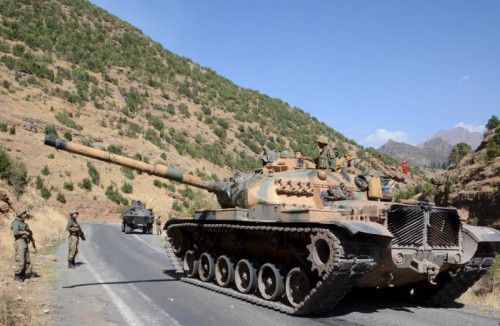 Das türkische Militär riegelt die kurdischen Stadt Nusaybin großräumig ab. Ein Massaker wird befürchtet.