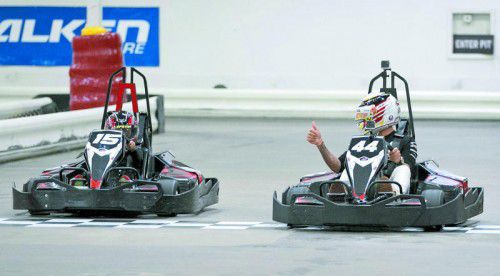 Daumen hoch für den Motorsport-Nachwuchs – Lewis Hamilton (r.) gab in Austin Unterricht.