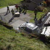 Losgelöster Betonklotz stürzte auf Fahrzeug