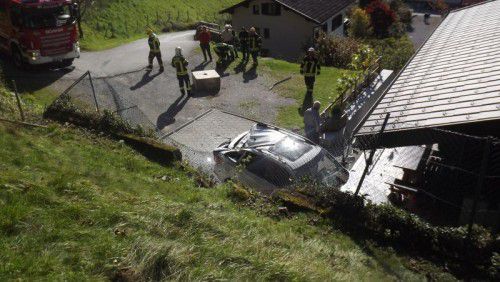 Der Betonklotz landete auf dem Privatparkplatz, nachdem er zuvor ein Auto zerstört hatte.