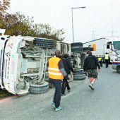 Lkw kippte in Kurve nach Kreisverkehr um