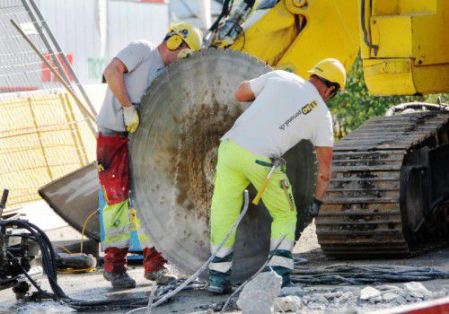 Die Brücke wird mit gewaltigen Sägeblättern zerteilt.
