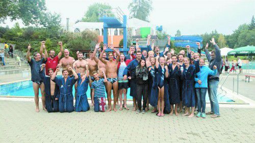 Die erfolgreichen Damen, Herren und Unter-17-Burschen der Spielgemeinschaft Bregenz/Dornbirn nach dem Wasserballturnier in Weingarten.