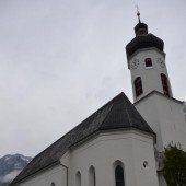 Fassade der Pfarrkirche Braz frisch saniert