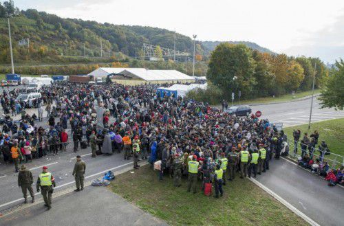 Die Kapazitäten im Erstversorgungszentrum Spielfeld sind erschöpft. Täglich kommen mehr Flüchtlinge aus Slowenien nach Österreich.