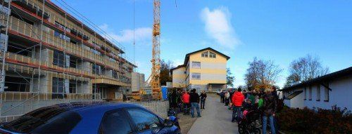 Die neue Wohnanlage für betreutes Wohnen entsteht direkt neben dem Seniorenheim (r.) in Sulzberg.