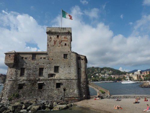Die romantische Burg am Meer ist ein Wahrzeichen von Rapallo und schützte vor Piratenüberfällen.