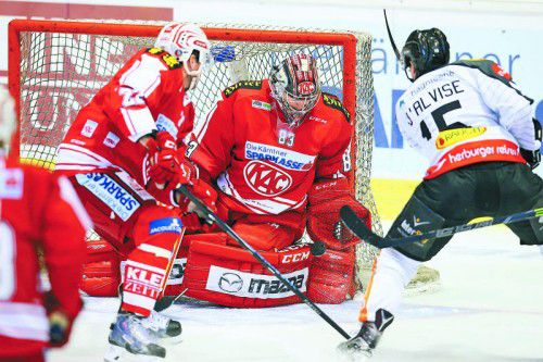 Dornbirn-Stürmer Chris D‘Alvise prüft KAC-Torhüter Pekka Tuokkola, Thomas Pöck (l.) kommt zu spät.