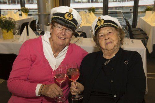 Ein Prosit auf die Gesundheit: Marlies Müller (l.) und Elly Böhler, die Gesichter von „Ma hilft“.
