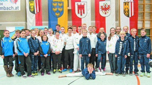 Ein Teil der Aktiven des Vorarlberger Karateverbands bei den Nachwuchstitelkämpfen in Lambach.