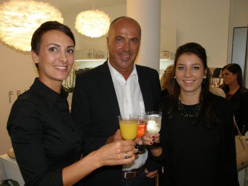 Eröffnungsgläschen: Bürgermeister Herbert Sparr mit Catherine Fend (r.) und Friederike Mathis.
