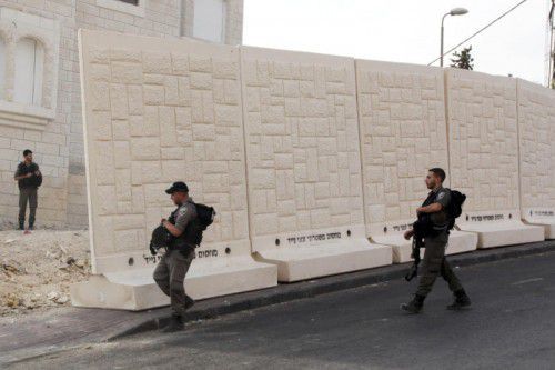 Erste Bauelemente der israelischen Sicherheitsmauer stehen schon.