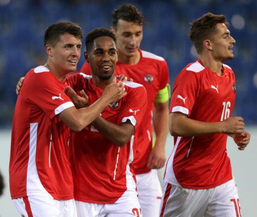 Feiern den Sieg, v. l.: Alessandro Schöpf, Philipp Mwene, Dominik Wydra und Nikola Dovedan.