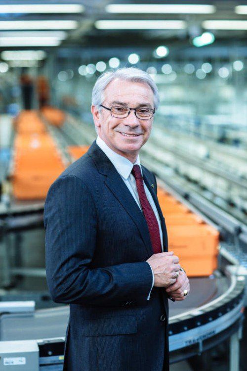 „Wer sich heute schon darüber Gedanken macht, wie die Welt morgen oder übermorgen aussieht und wie man ein Unternehmen daher gestalten muss, damit es seine Aufgaben langfristig erfüllen kann, ist auch ein verantwortungsvoller Unternehmer. Wir setzen daher schon seit Jahren auf Grünstrom aus Österreich, bauen den größten E-Fuhrpark weiter aus und sind bereits seit 2011 CO2-neutral unterwegs. Wir wollen aber auch mithelfen, die Gesellschaft zu sensibilisieren. Daher unterstützen wir schon seit vielen Jahren den VN-Klimaschutzpreis.“ DI Dr. Georg Pölzl, Generaldirektor Post AG