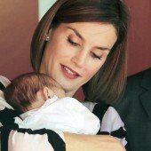 Königin Letizia wird bei Babys schwach