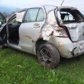 Auto fliegt von der Straße in den Graben