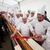 Längstes Baguette der Welt gebacken
