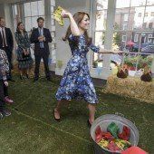 Royals werfen mit Gummistiefeln