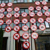 Herz aus Schildern in Mons