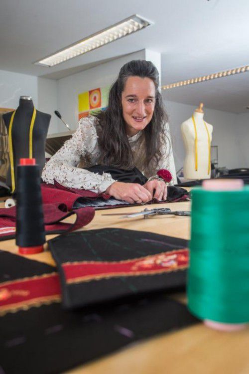 Für den Wettbewerb „Handwerk + Form“ hat Manuela Maaß ein Ballkleid aus Matratzenstoff gefertigt.