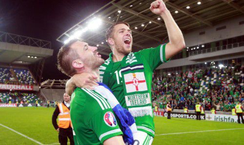 Gareth McAuley und Jamie Ward feiern die EM-Qualifikation.