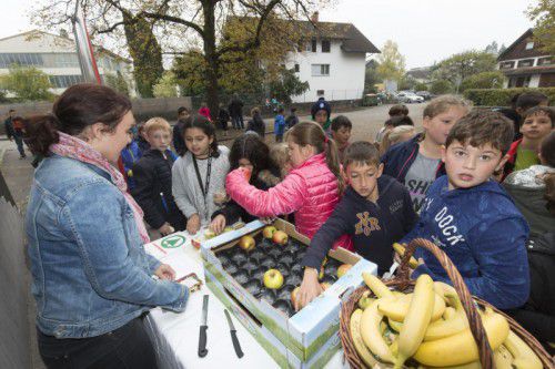 Gesunde Jause von den VN in der Volksschule Kirchdorf in Lustenau. Den Kindern schmeckt’s.