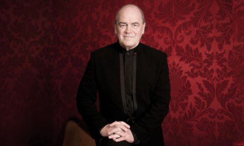 Hans Graf, einer der bedeutendsten Dirigenten der heutigen Zeit, steht zum ersten Mal am Dirigentenpult des Symphonieorchesters.