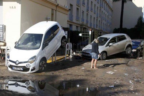 In Cannes waren die Straßen zeitweise unpassierbar. Die Wassermassen haben Straßen zerstört und Autos weggespült.