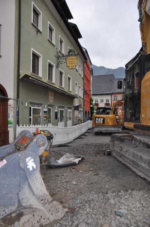 In der Bludenzer Rathausgasse wird derzeit eifrig gebaggert.