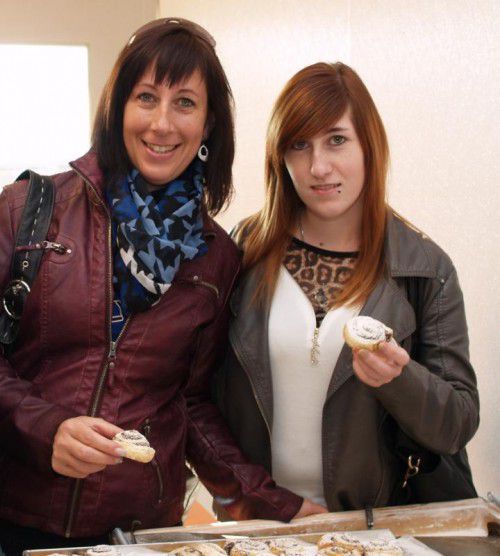 Janine und Seline Rinderer probieren Feines aus der Backstube.
