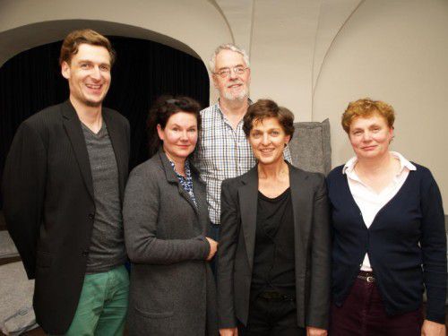 Johannes Bär (l.) mit Elisabeth Pedross und Regisseurin Brigitte Walk sowie Cornelius Schwehr und Helga Pedross.