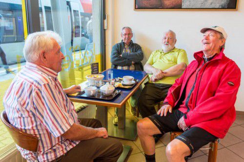 Josef, Oskar, Ernst und Peter (v.l.) treffen sich regelmäßig in der Bahnhofsbäckerei in Bludenz.