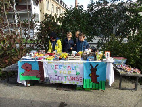 Kinder nutzten den Aktionstag, um Spielsachen zu verkaufen. Der Erlös kommt Flüchtlingen zugute.
