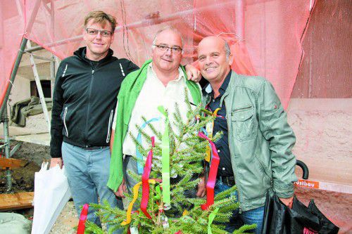 Kolpinggeschäftsführer Bertram Bolter (m.) mit Architekt Peter Wimmer und Bauleiter Kurt Gau (r.).