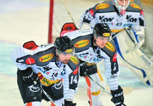 Kyle Greentree – im Bild mit Drew MacKenzie – war mit einem Treffer und drei Vorlagen der Mann des Abends beim 4:3-Erfolg in Laibach.