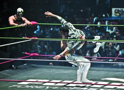 Lewis Hamilton nimmt es mit einem mexikanischen Wrestler auf – und geht nach einem Dropkick als Sieger aus dem Ring.