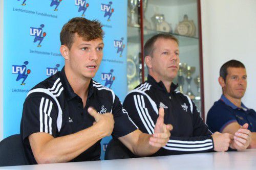 Marcel Büchel (links) bei der Vorstellung mit Teamchef Rene Pauritsch (M.) und Routinier Mario Frick.