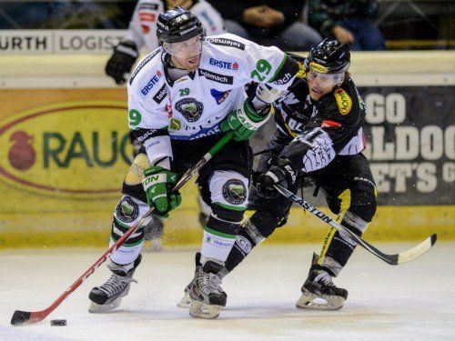 Martin Grabher Meier (r.) muss auf Anze Ropret gut aufpassen – der Laibach-Stürmer brachte es in dieser Saison schon auf acht Punkte.