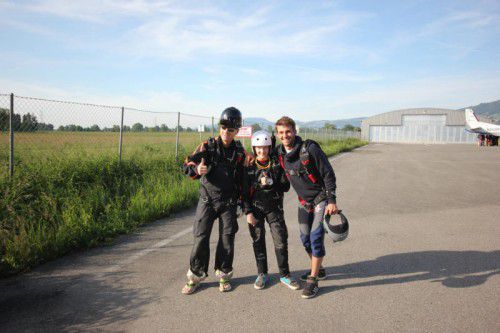 Paul Schwendinger posiert mit seinen Fallschirmsprunglehrern– Felix Seifert (rechts) und sein Vater Robert (links) – am Flugplatz.