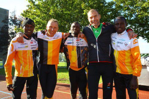 „run2gether“ ermöglichte den Start in Bregenz: Peter Wangari, Betreuer Dirk Baumann, Richard Kiprono Bett, Rennleiter Sparkasse 3-Länder-Marathon Günter Ernst und Moses Wamaitha (v. l.).