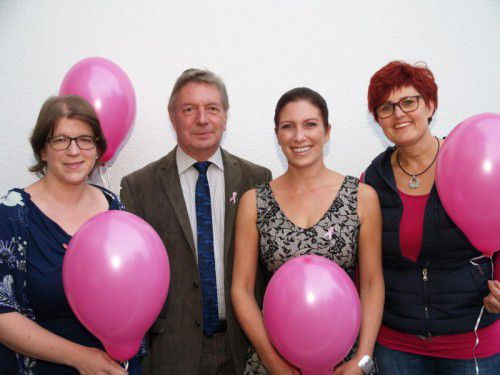 Russ-Preis-Träger und Krebshilfe-Präsident Gebhard Mathis mit Lucia Wieländner (M.) sowie Maria Marte (l.) und Hertha Mangeng.