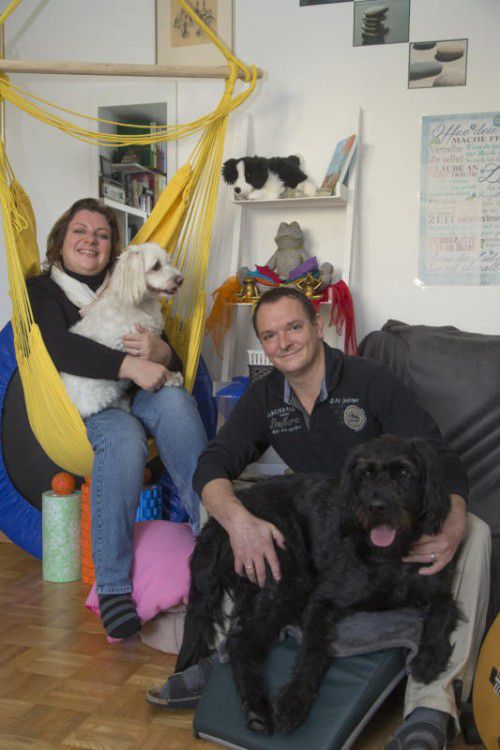 Simone und Axel Marguerite sind stolz auf ihre beiden Therapiehunde Ben (l.) und Sunny.