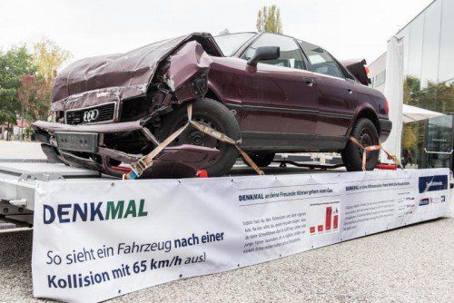 So sieht ein Auto nach einer Frontalkollision bei 65 km/h aus.