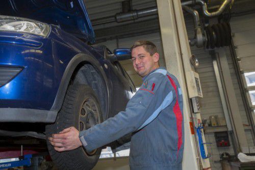 Stefan Nussbaumer bei der Arbeit. Reifenwechsel von früh bis spät ist angesagt.